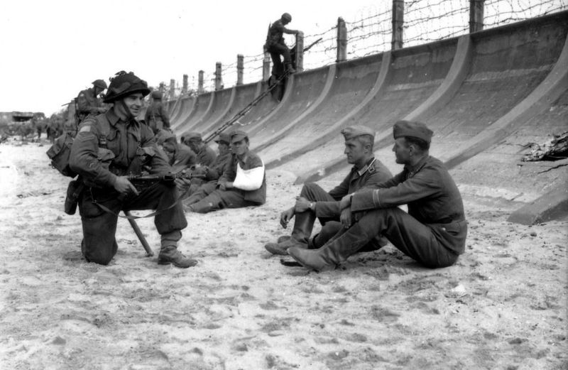Canadian soldier with German prisoners WN28